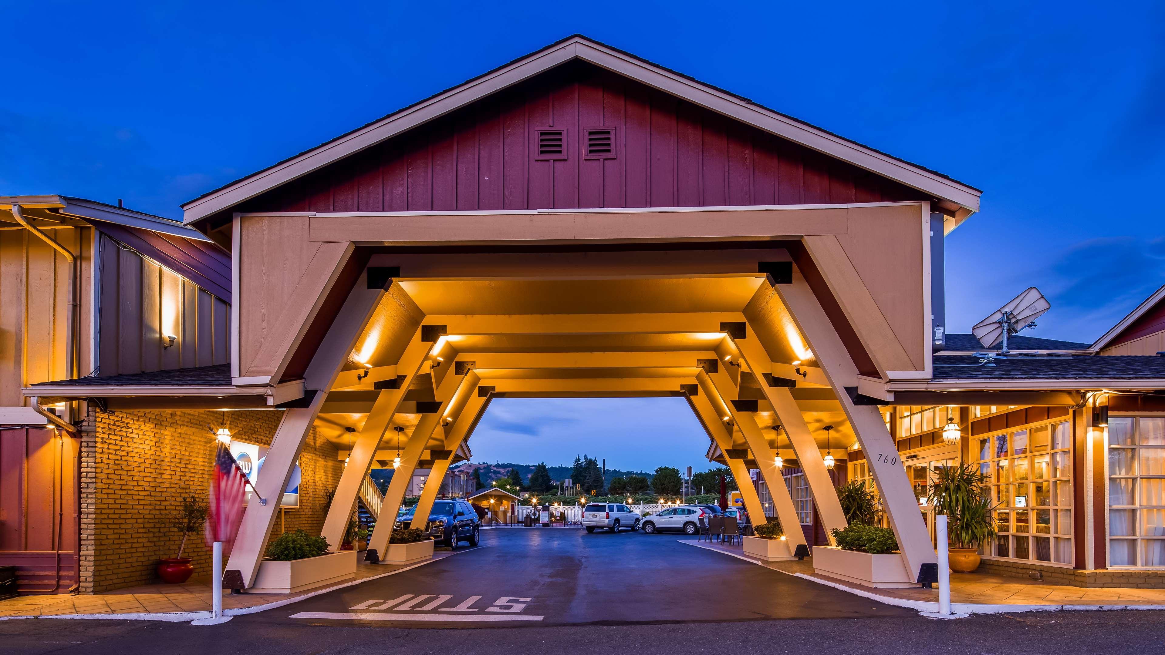 Best Western Garden Villa Inn Roseburg Exterior photo